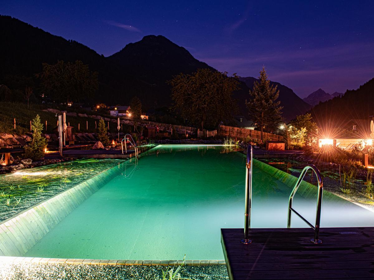 Alpin Pool bei Nacht im Adler St. Gallenkirch