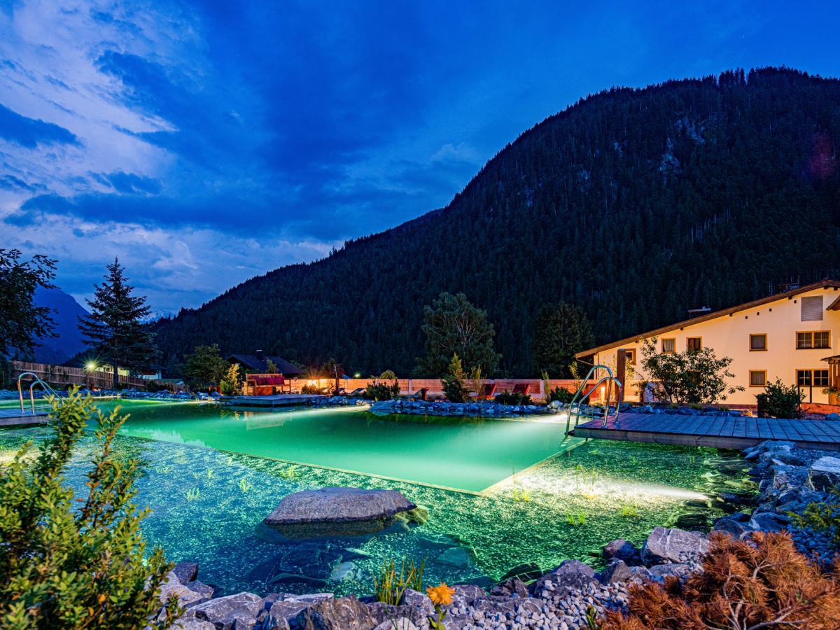 Alpin Natur Pool bei Nacht im Adler St.Gallenkirch