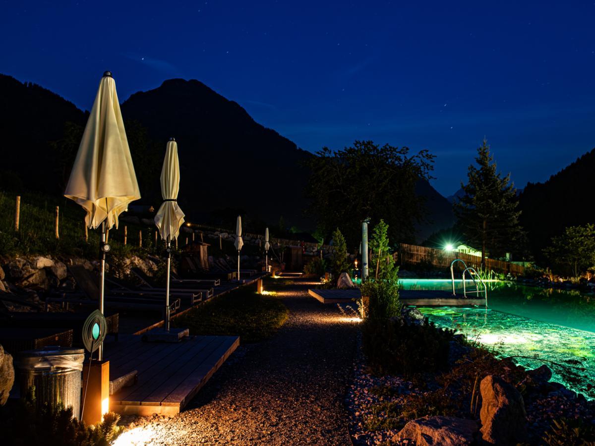 Hotel Adler Alpin Pool bei Nacht