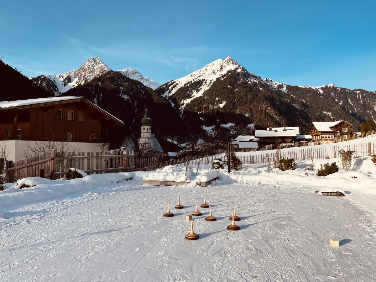 Eisstockschiessen auf Alpin Natur Pool Hotel Adler St. Gallenkirch